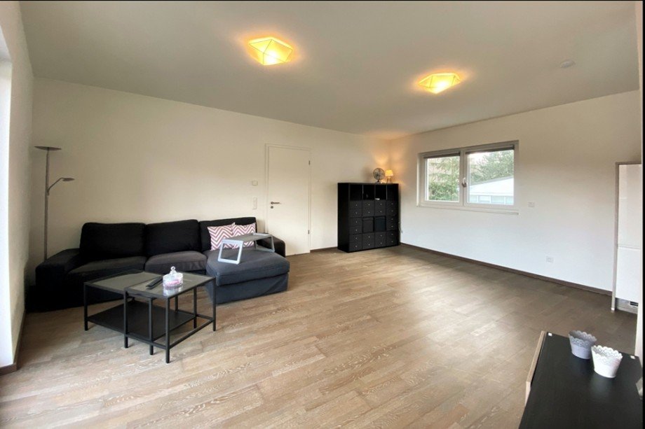 (8) Der Flur leiter Sie weiter in das ger�umige Wohnzimmer Dachgeschosswohnung Essen / Heidhausen