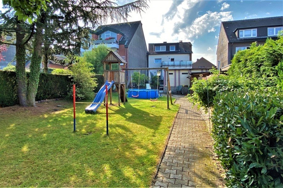 (38) Eine weitere Impression vom hinteren Grundst�cksteil der Immobilie Mehrfamilienhaus Bottrop / Fuhlenbrock