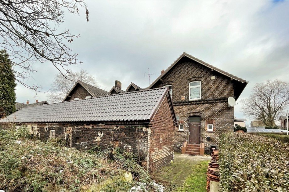 (6) Eine R�ckansicht auf die Hinterhofgeb�ude aus den angrenzenden G�rten Mehrfamilienhaus Bottrop / Ebel