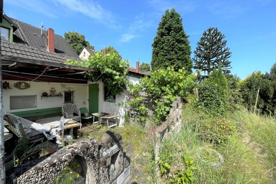 (30) Ein erster Blick in den Garten mit angrenzender Terrasse Zweifamilienhaus Bottrop / Batenbrock