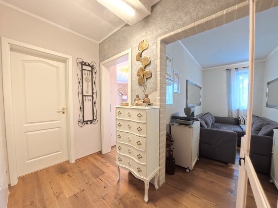 (7) Der Wohnungsflur schenkt Ihnen den Zugang zu den weiteren R�umlichkeiten Etagenwohnung Bottrop / Stadtmitte