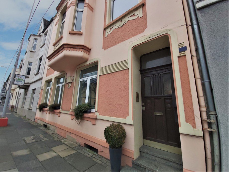 (2) Ein Blick auf den Hauseingangsbereich auf der Geb�udevorderseite Mehrfamilienhaus M�lheim an der Ruhr / Speldorf