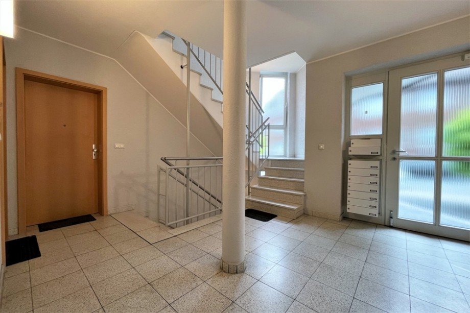 (3) Hier eine erste Impression vom Hausflur im Erdgeschoss Mehrfamilienhaus Oberhausen / Klosterhadt-S�d