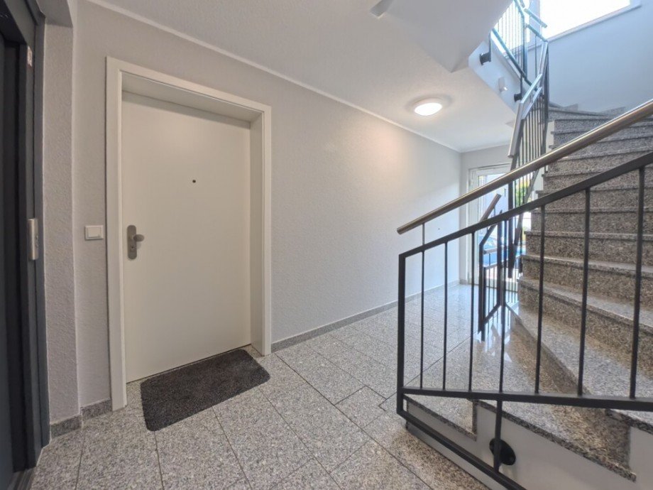 (5) Der Wohnungseingang befindet sich im Erdgeschoss (rechts) Erdgeschosswohnung Bottrop / Fuhlenbrock