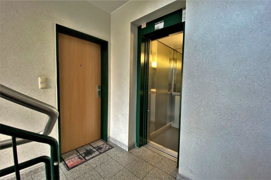 (6) Der Wohnungseingang befindet sich auf der linken Geb�udeh�lfte neben dem Aufzug Erdgeschosswohnung Bottrop / Stadtmitte