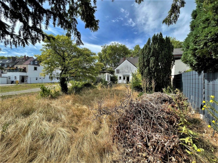 (16) Eine R�ckansicht der Immobilie von der Grundst�cksgrenze Zweifamilienhaus Bottrop / Batenbrock