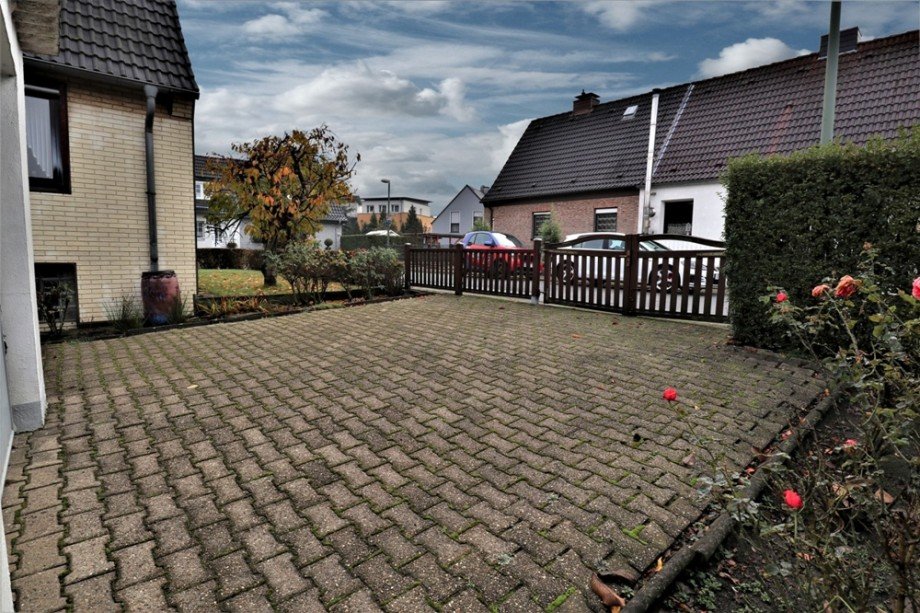 (21) Hinter dem Haus befindet sich die Zufahrt auf das Grundst�ck und den Garagenhof Doppelhaush�lfte Bottrop / Ebel