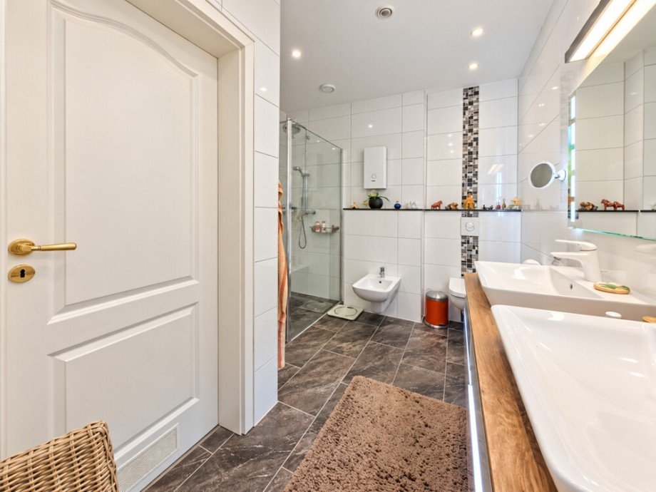 (9) Zun�chst ein Einblick in das moderne Badezimmer Erdgeschosswohnung Dorsten / Altendorf