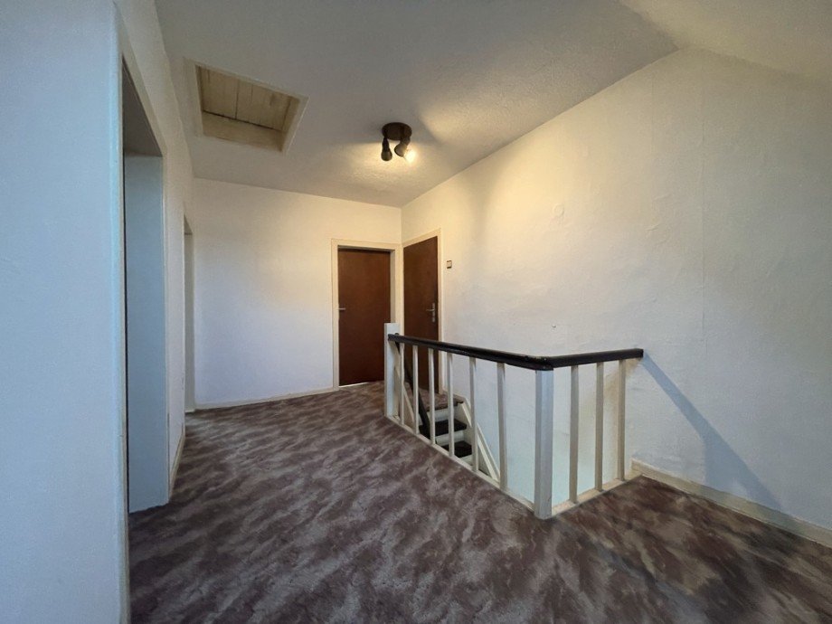 (17) Der Hausflur aus dem Obergeschoss aus einem anderen Blickwinkel Reihenendhaus Bottrop / Fuhlenbrock