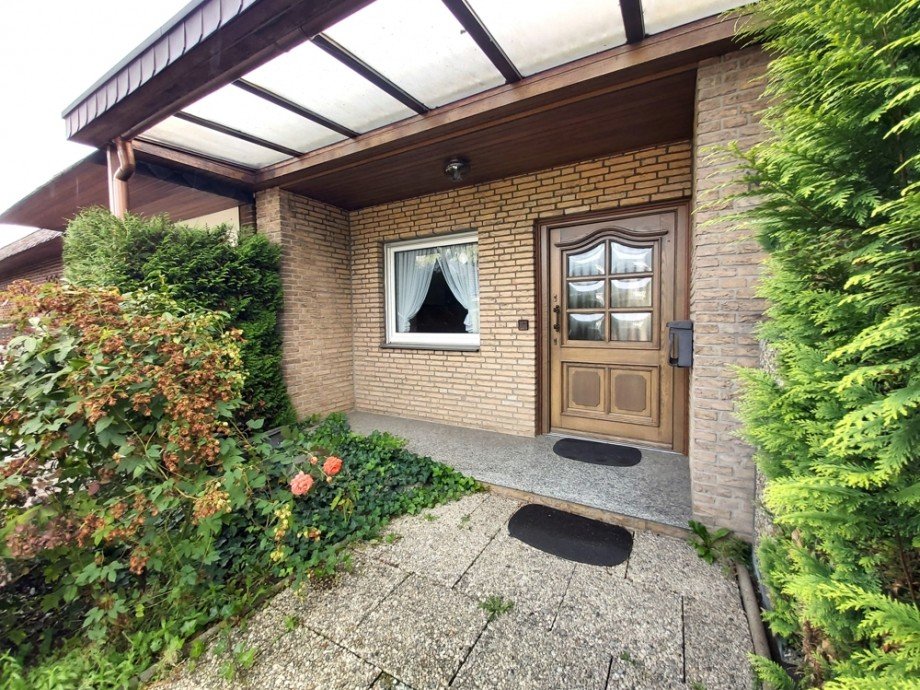 (2) Ein Blick auf den �berdachten Hauseingangsbereich Bungalow Bottrop / Kirchhellen