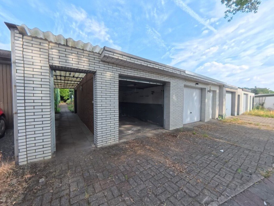 (32) An der r�ckseitigen Grundst�cksgrenze befindet sich die Garage mit angrenzendem Ger�telager Reihenmittelhaus Bottrop / Batenbrock