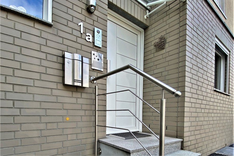 (3) Eine Impression des Hauseingangsbereiches auf der Vorderseite Reihenmittelhaus Gladbeck / Gladbeck-Brauck