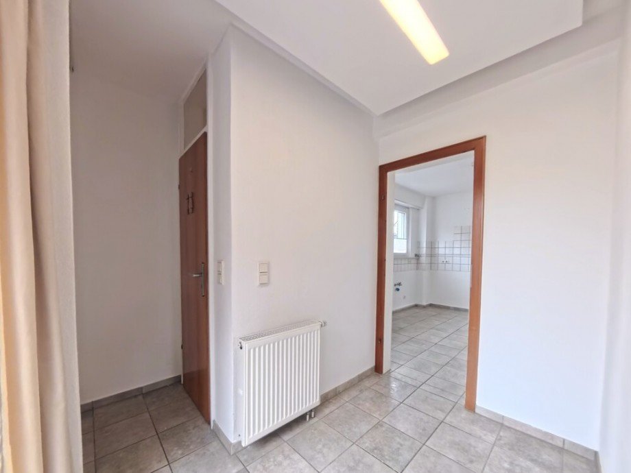 (6) Der Wohnungflur mit Blickrichtung G�ste-WC und K�che Zweifamilienhaus Bottrop / Bottrop-Vonderort