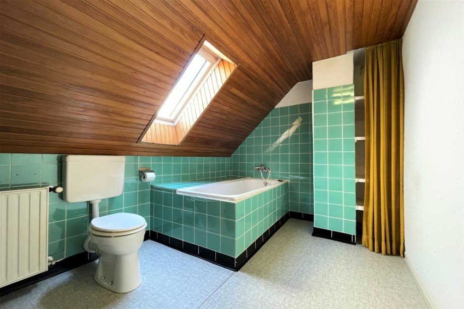 (18) Hier ein Blick in das Badezimmer im Obergeschoss (Anbaubereich) Zweifamilienhaus Bottrop / Batenbrock