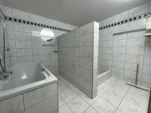 (21) Angrenzend an das G�ste-WC betreten wir dieses Badezimmer inkl. Badewanne und Dusche *VERKAUFT*