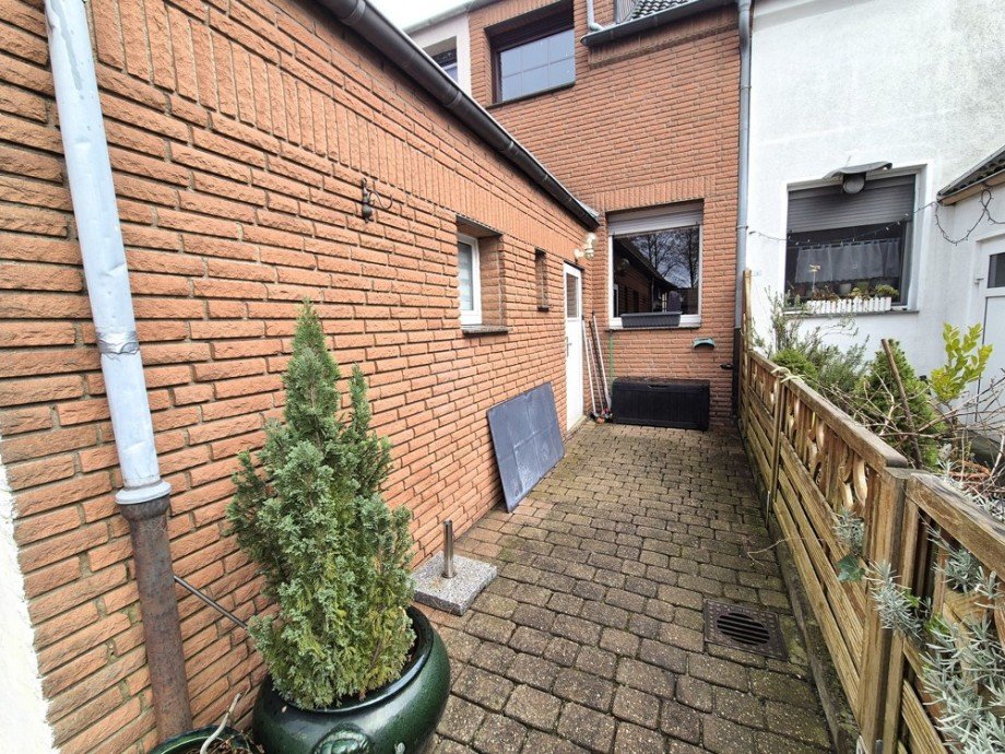 (12) Entlang des Anbau erreichen Sie dan Garten Reihenmittelhaus Oberhausen / Sterkrade-Mitte