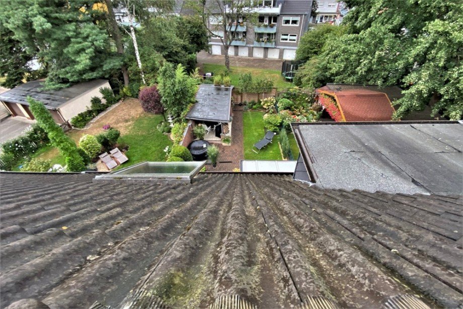 (22) Es folgt ein Einblick in den nicht ausgebauten Spitzboden der Immobilie Mehrfamilienhaus Bottrop / Eigen