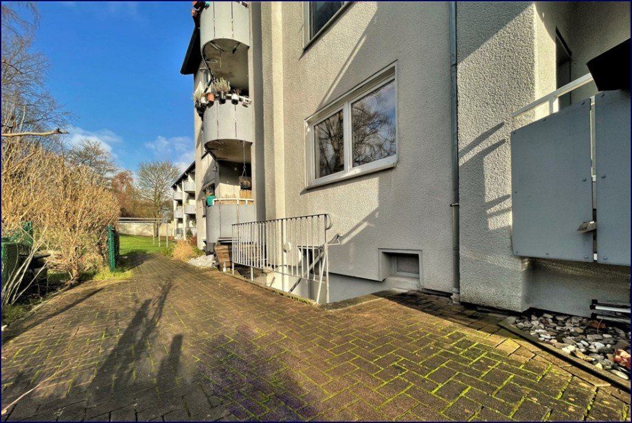 (4) U.a. zu diesem praktischen Kellerabgang in den Gemeinschaftskeller Etagenwohnung Bottrop / Eigen