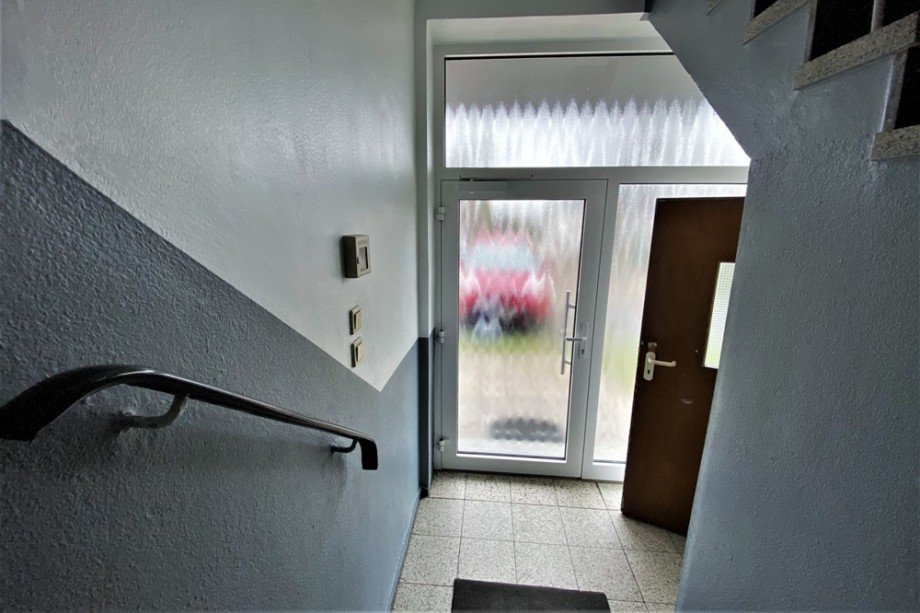 (3) Der gemeinschaftliche Hauseingangsbereich mit Kellerzugang Dachgeschosswohnung Oberhausen / Sterkrade-Mitte