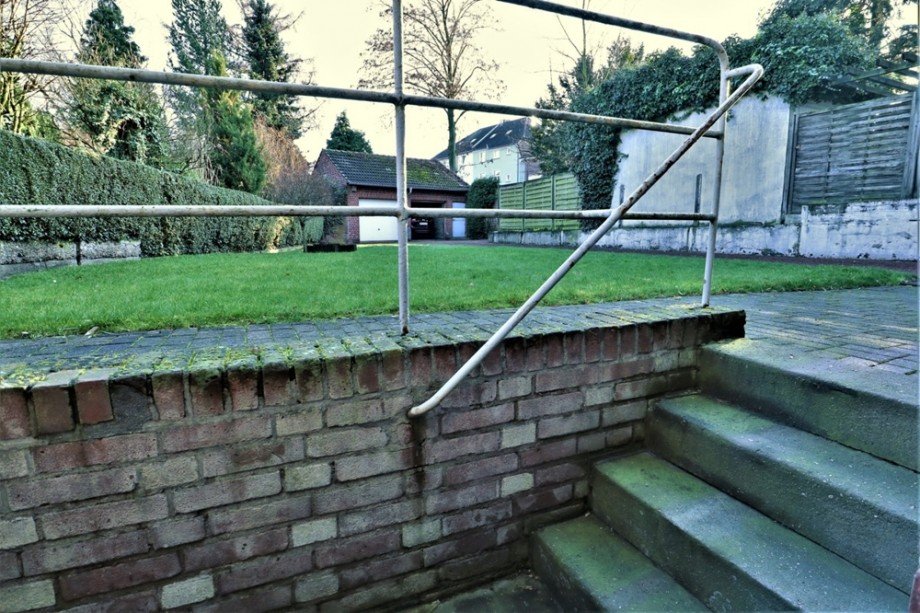 �ber den r�ckw�rtigen Kellerabgang betreten wir nun den Keller der Immobilie Mehrfamilienhaus Bottrop / Stadtmitte