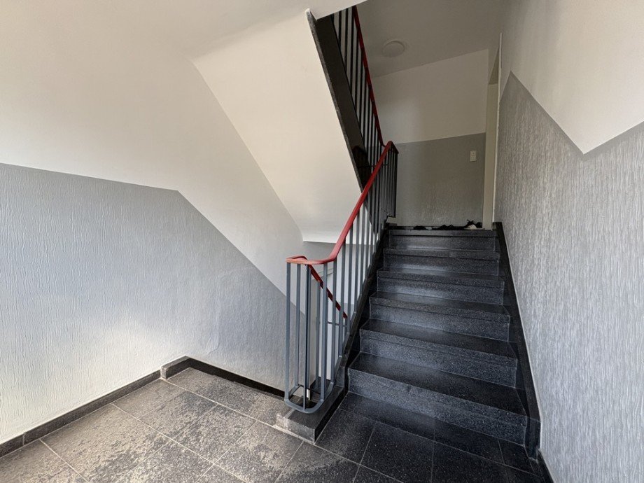 (9) Der Weg hinauf in das Dachgeschoss Mehrfamilienhaus Bottrop / Batenbrock