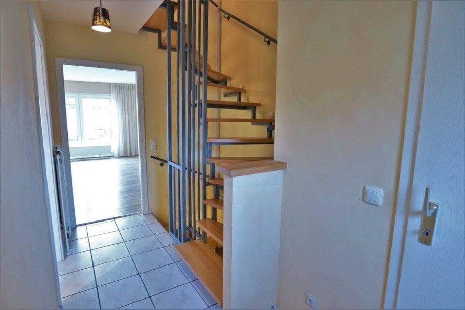 (2) Der Hauseingangsbereich im Erdgeschoss Reihenmittelhaus Essen / Altenessen-Nord