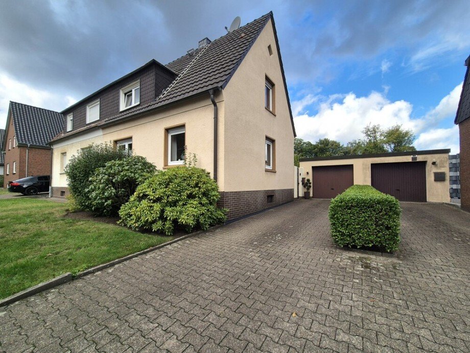 (2) Entlang dieser Einfahrt erreichen Sie den Hauseingang sowie die Garage Doppelhaush�lfte Bottrop / Batenbrock