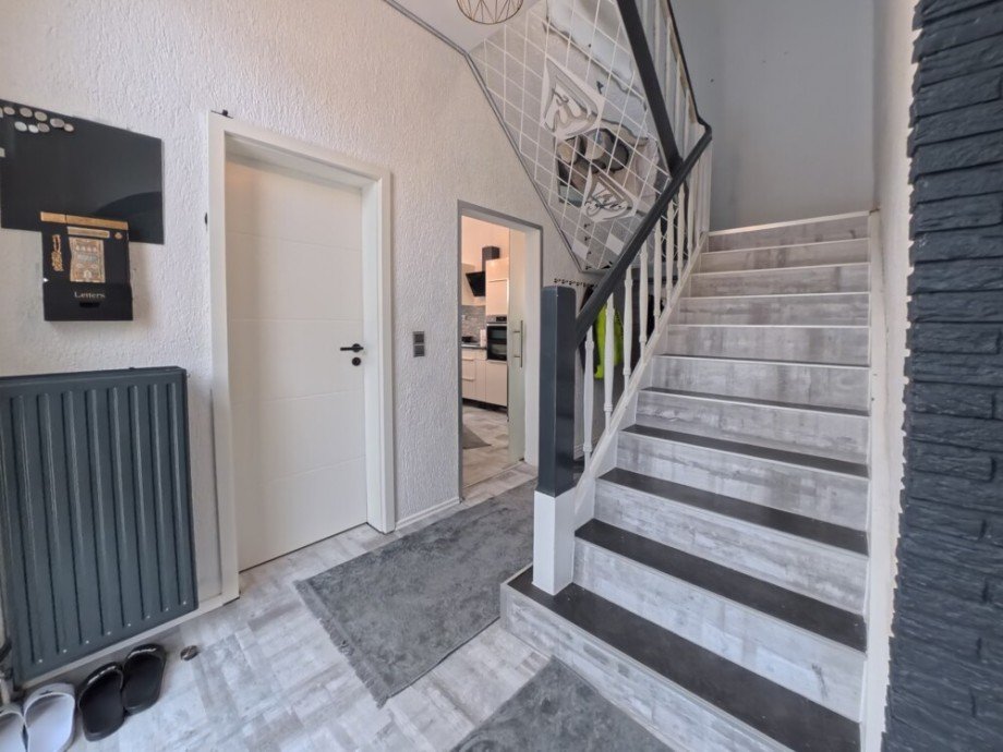 (26) Der Hauseingangsbereich im Erdgeschoss Zweifamilienhaus Bottrop / Stadtmitte