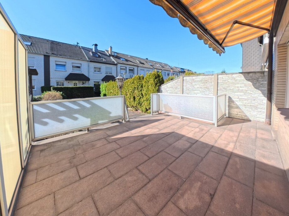 (11) Die einladenden Terrassenfl�chen aus einem anderen Blickwinkel Reihenmittelhaus Oberhausen / Tackenberg