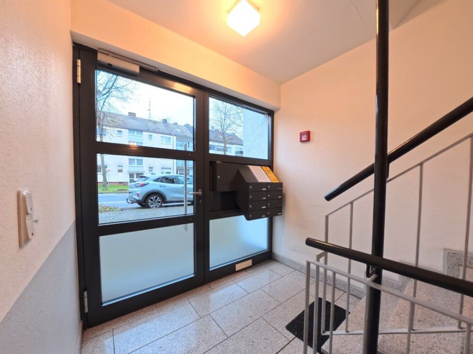 (3) Der Hauseingangsbereich im Inneren Etagenwohnung Bottrop / Stadtmitte