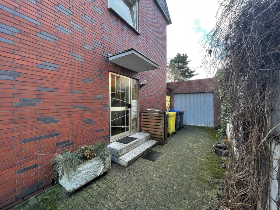 (3) Der gemeinschaftliche Hauseingangsbereich befindet sich auf der nordwestlichen Giebelseite Mehrfamilienhaus Bottrop / Fuhlenbrock