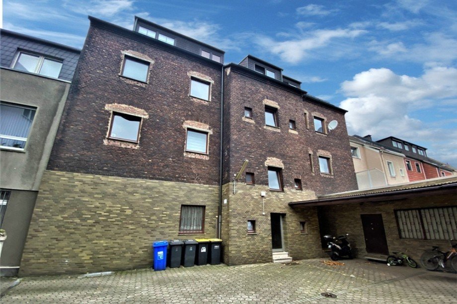 (4) Eine R�ckansicht des Geb�udes mit Blick auf den Hauseingangsbereich Mehrfamilienhaus Gladbeck / Brauck