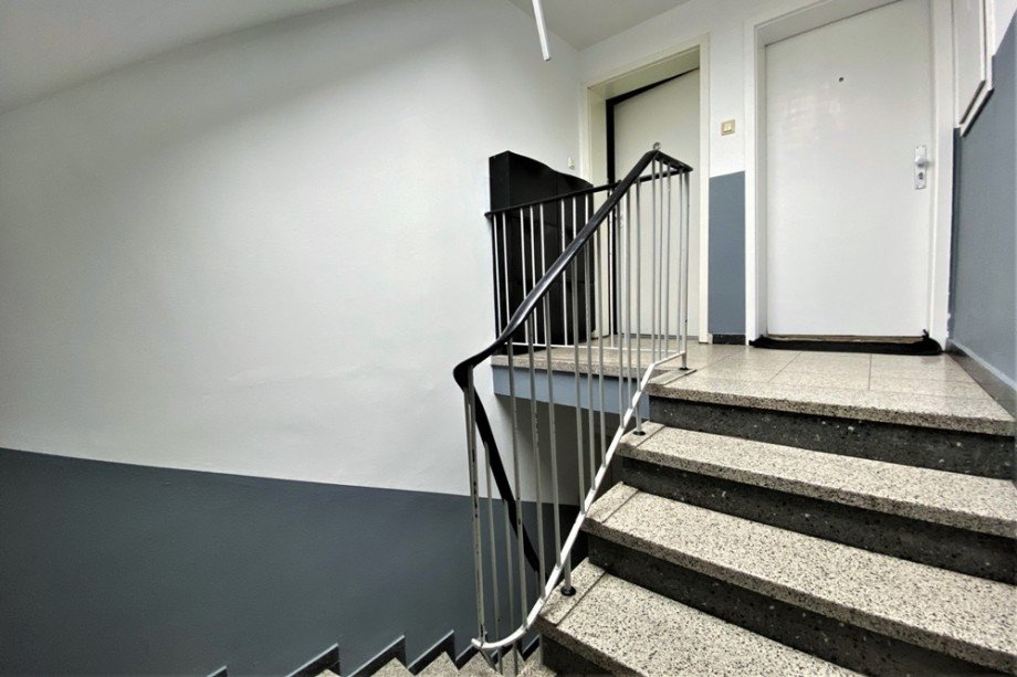 (4) Ein Eindruck des gemeinschaftlichen Hausflures zum Dachgeschoss Dachgeschosswohnung Oberhausen / Sterkrade-Mitte
