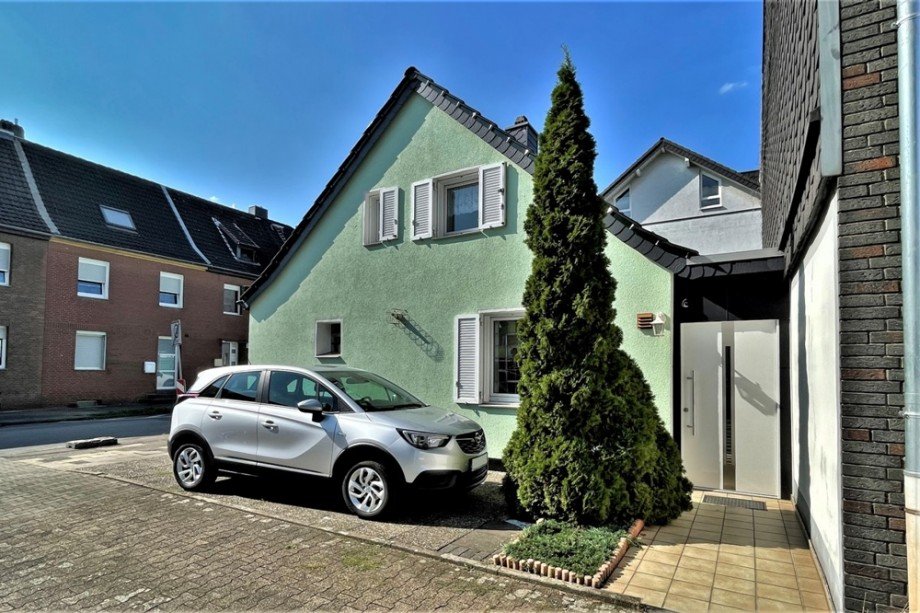 (2) Ein Blick auf die s�dliche Giebelseite mit vorgelagertem PKW Stellplatz Einfamilienhaus Bottrop / Stadtmitte