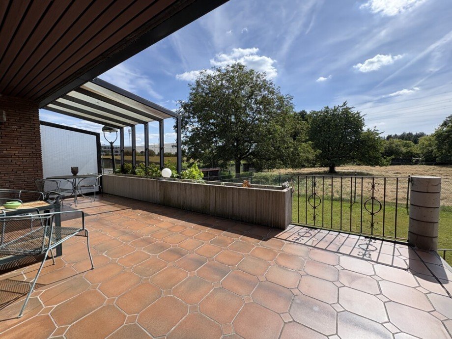 (39) Der Ausblick von der r�ckseitigen Terrasse auf das weitl�ufige Gartengrundst�ck Einfamilienhaus Bottrop / Grafenwald