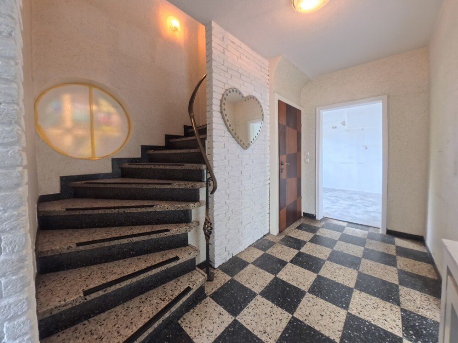 (11) Der weitere Hausflurverlauf im Erdgeschoss Einfamilienhaus Bottrop / Stadmitte