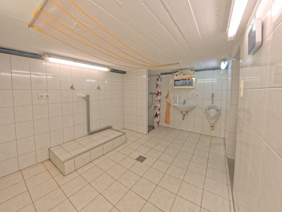 (29) In der benachbarten Waschk�che befindet sich eine separate Dusche Reihenmittelhaus Bottrop / Batenbrock