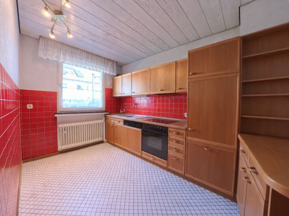 (7) Gegen�berliegend vom Treppenhaus betreten wir die ger�umige K�che Reihenmittelhaus Oberhausen / Tackenberg