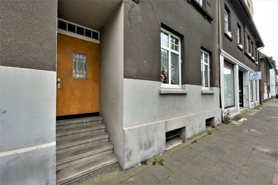 (20) Hier blicken wir auf den Hauszugang in die linke Geb�udeh�lfte Mehrfamilienhaus Bottrop / Batenbrock
