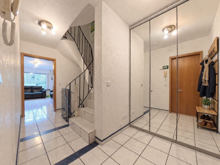 (6) Der weitere Flurverlauf im Erdgeschoss Reihenmittelhaus Bottrop / Welheim