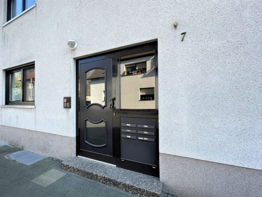 (2) Der gemeinschaftlich genutzte Hauseingangsbereich Erdgeschosswohnung Oberhausen / Schwarze Heide
