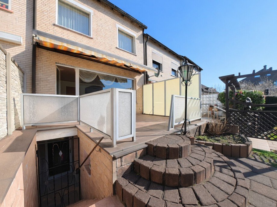 (13) Links neben der Terrasse befindet sich ein praktischer Kellerabgang Reihenmittelhaus Oberhausen / Tackenberg