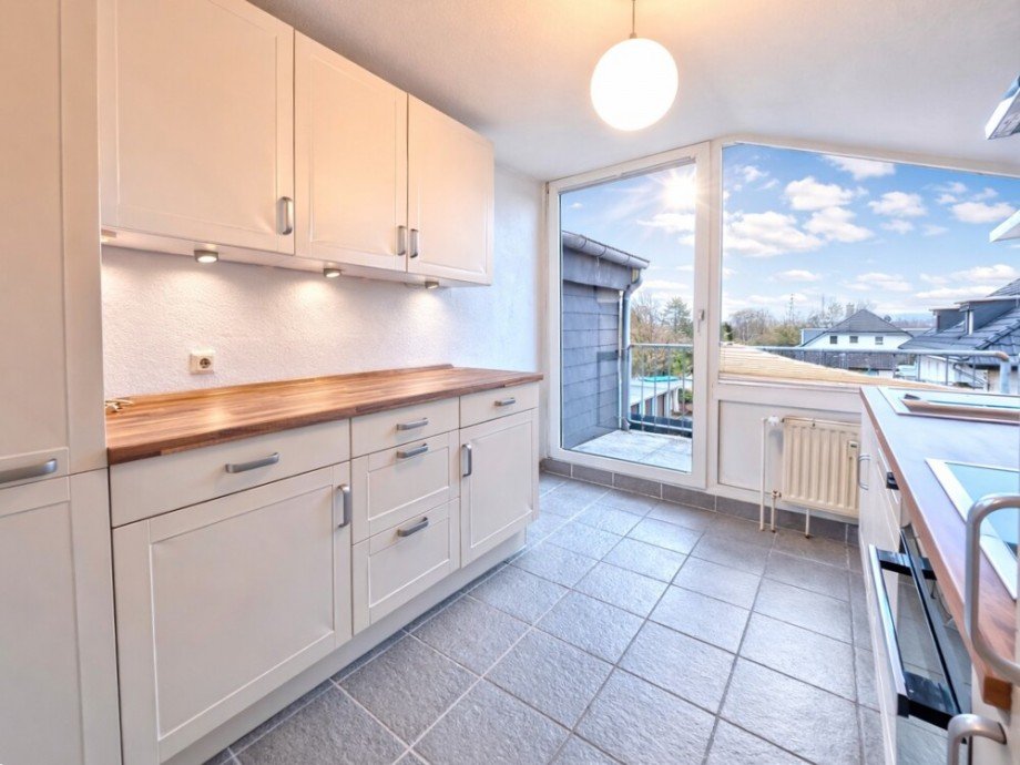 (15) Hier blicken Sie in die ansprechende K�che Dachgeschosswohnung Bottrop / Batenbrock