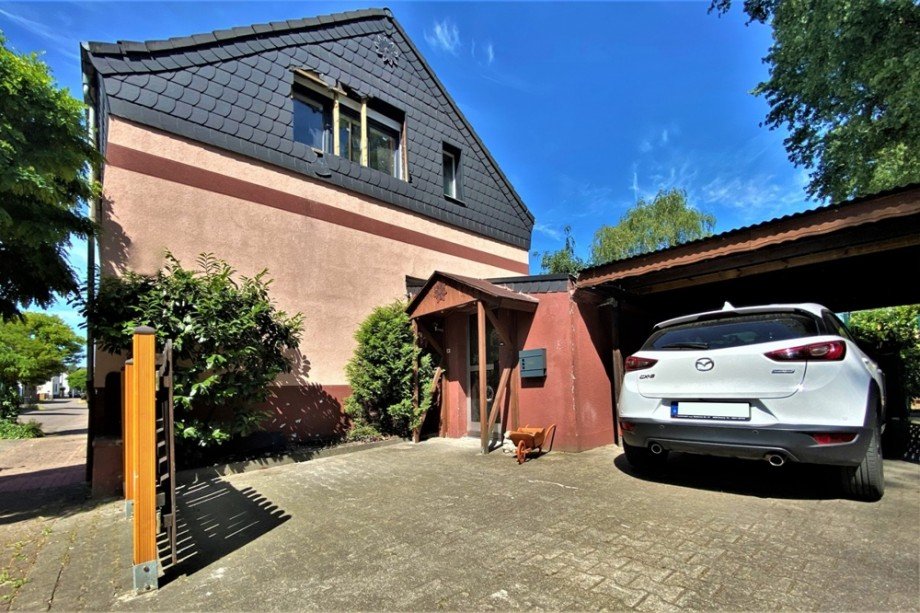 (2) Der Blick auf das Carport und den Hauseingang Doppelhaush�lfte Bottrop / Batenbrock