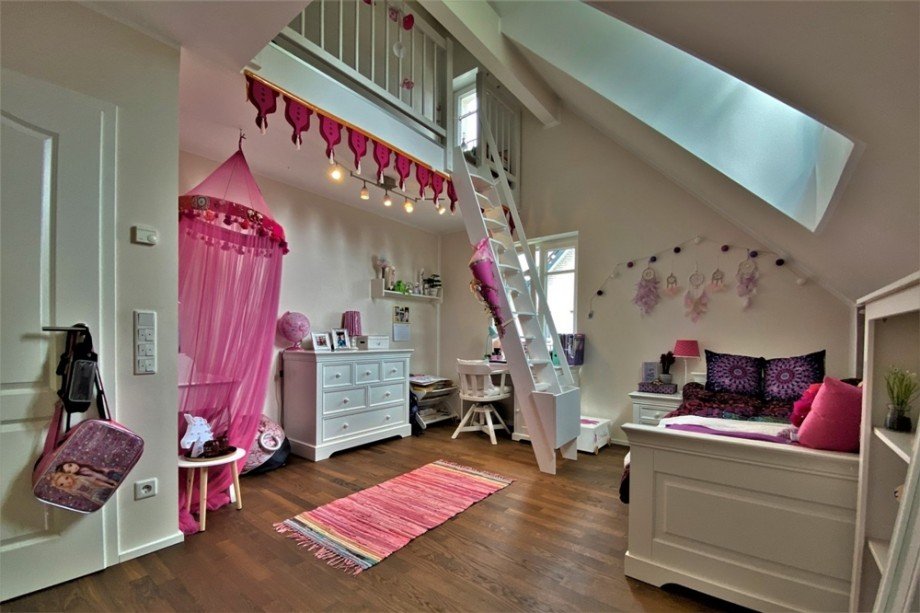 Einblick in das zweite Kinderzimmer mit ausgebautem Spitzboden Einfamilienhaus Bottrop / Kirchhellen