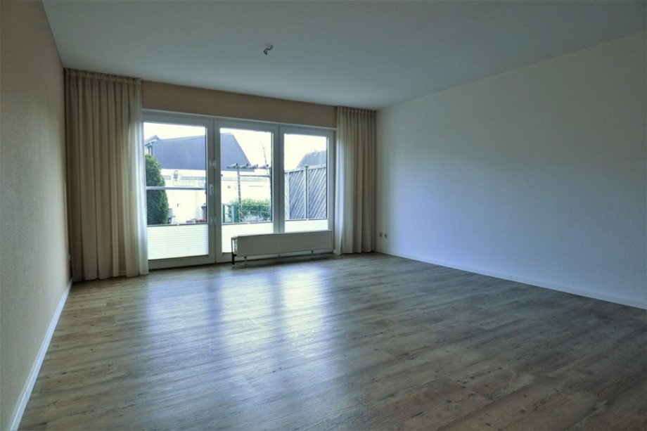 (6) Blick in das Wohnzimmer mit Terrassen- und Gartenzugang Reihenmittelhaus Essen / Altenessen-Nord