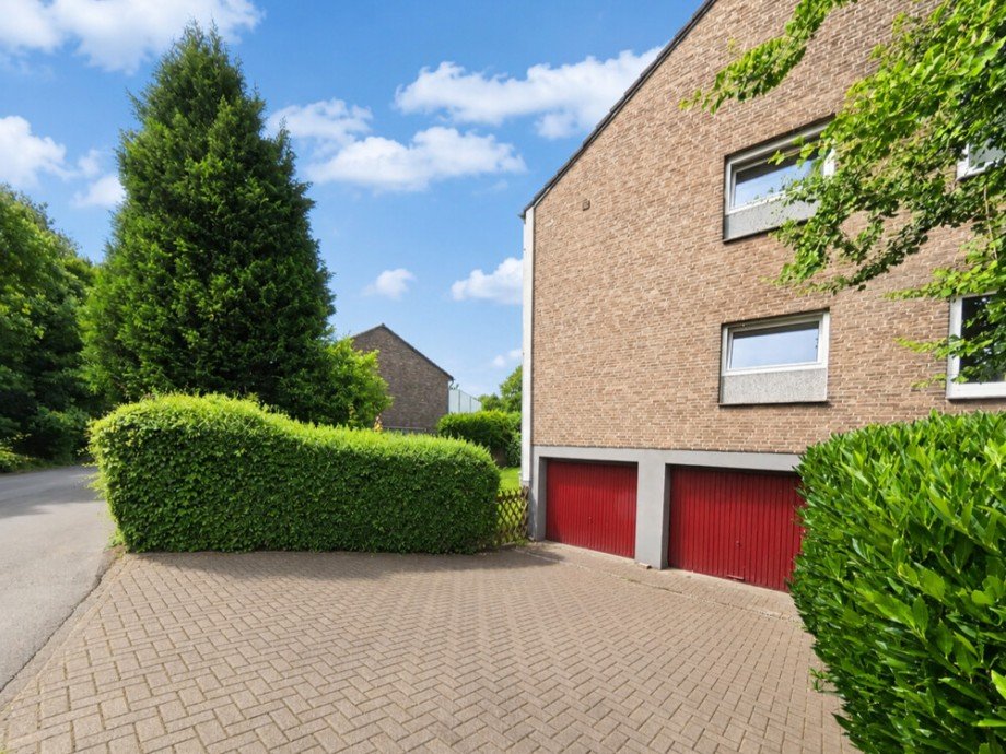 (42) Ein Blick auf die Garageneinfahrten und den seitlichen Gartenzugang Zweifamilienhaus Bottrop / Bottrop-Vonderort