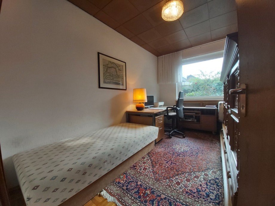 (14) Gegen�berliegend betreten wir das erste Schlafzimmer mit Blick in den Garten Bungalow Bottrop / Kirchhellen