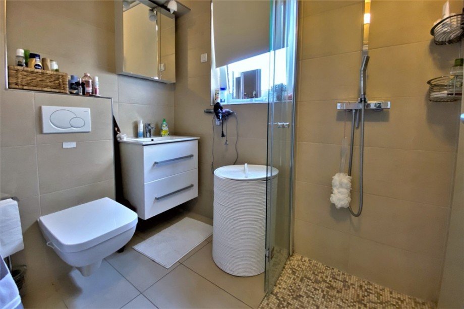 (13) Abschlie�end noch ein Blick in das moderne Duschbadezimmer im EG Mehrfamilienhaus Bottrop / Fuhlenbrock