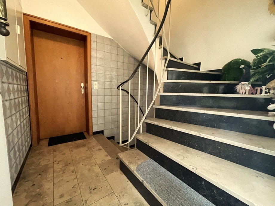 (4) Ein erster Einblick in den gemeinschaftlichen Hauseingangsbereich im Erdgeschoss Zweifamilienhaus Bottrop